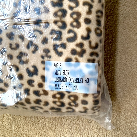 Leopard Fleece Full/Queen Coverlet and Sham set. - Picture 3 of 3